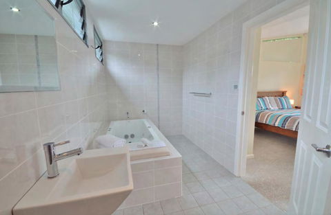 Crescent Head Spa Villa - Lightning Ridge Tourism 14