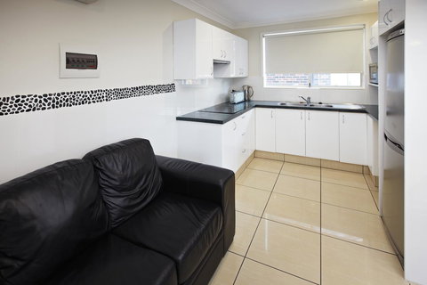 Jesmond Executive Villas - Lightning Ridge Tourism 29