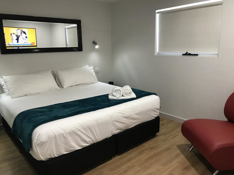 Jesmond Executive Villas - Lightning Ridge Tourism 5