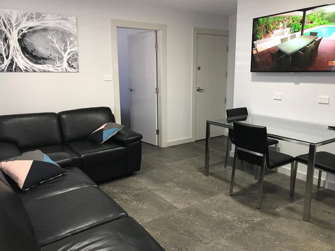 Jesmond Executive Villas - Lightning Ridge Tourism 9