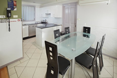 Jesmond Executive Villas - Lightning Ridge Tourism 35