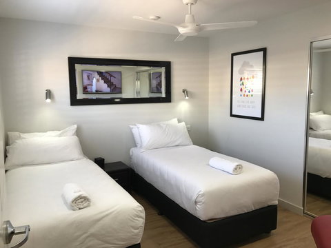 Jesmond Executive Villas - Lightning Ridge Tourism 2