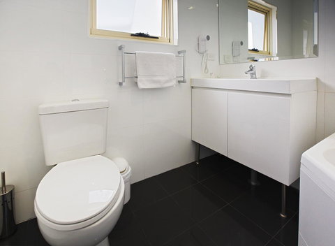 Jesmond Executive Villas - Lightning Ridge Tourism 27