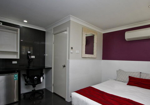 Jesmond Executive Villas - Lightning Ridge Tourism 40