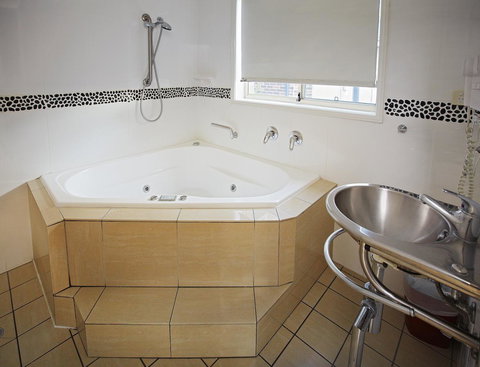 Jesmond Executive Villas - Lightning Ridge Tourism 30