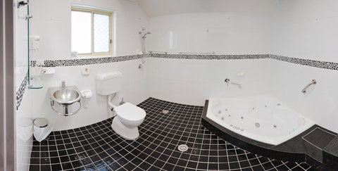 Jesmond Executive Villas - Lightning Ridge Tourism 25