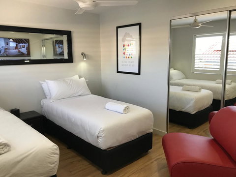 Jesmond Executive Villas - Lightning Ridge Tourism 3