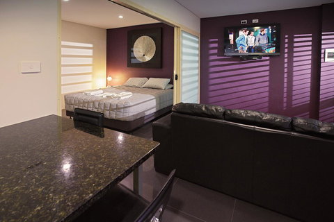 Jesmond Executive Villas - Lightning Ridge Tourism 28