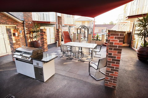 Jesmond Executive Villas - Lightning Ridge Tourism 17