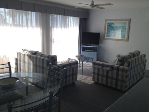 Breakers Apartments - Lightning Ridge Tourism 13