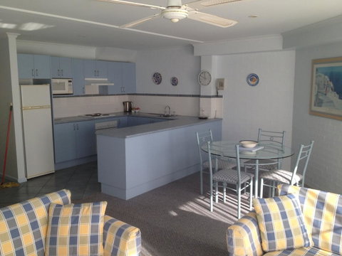 Breakers Apartments - Lightning Ridge Tourism 11