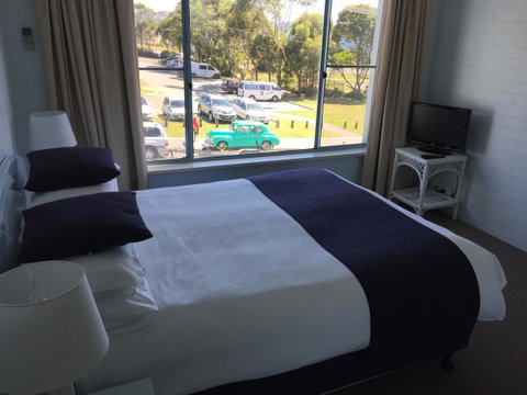 Breakers Apartments - Lightning Ridge Tourism 1