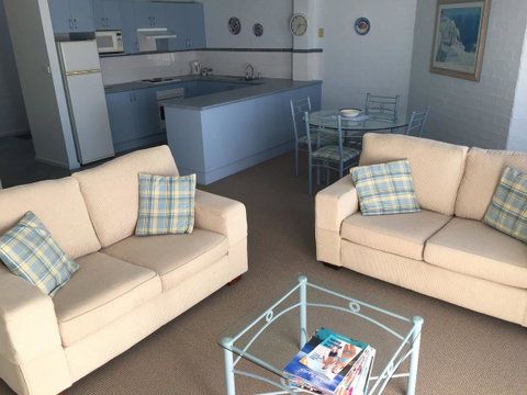 Breakers Apartments - Lightning Ridge Tourism 9