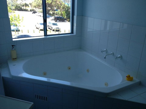 Breakers Apartments - Lightning Ridge Tourism 2