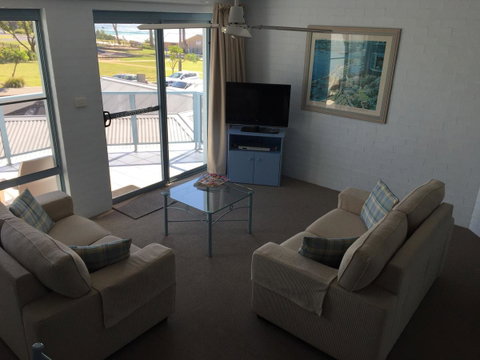 Breakers Apartments - Lightning Ridge Tourism 12