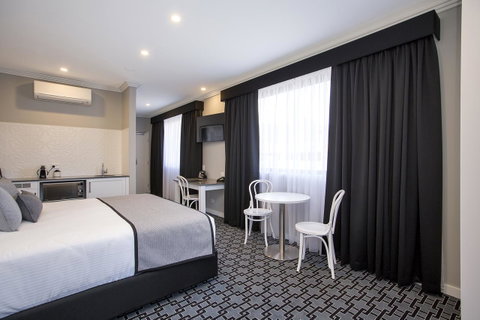 CH Boutique Hotel & Apartments, Ascend Hotel Collection - Lightning Ridge Tourism 3