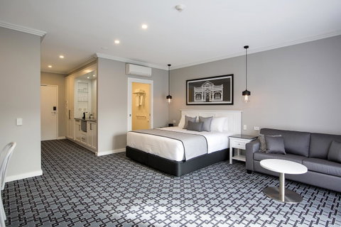 CH Boutique Hotel & Apartments, Ascend Hotel Collection - Lightning Ridge Tourism 0
