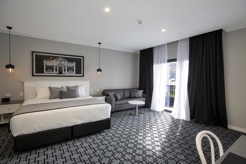 CH Boutique Hotel & Apartments, Ascend Hotel Collection - Lightning Ridge Tourism 1
