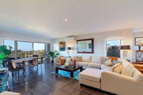 Churchill View Forster - Lightning Ridge Tourism 0