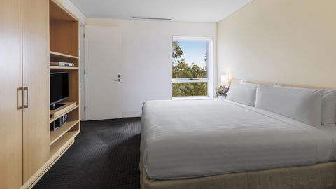 Oaks Cypress Lakes Resort - Lightning Ridge Tourism 12