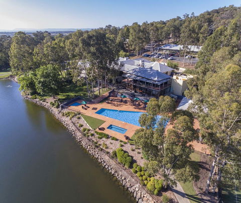 Oaks Cypress Lakes Resort - Lightning Ridge Tourism 0