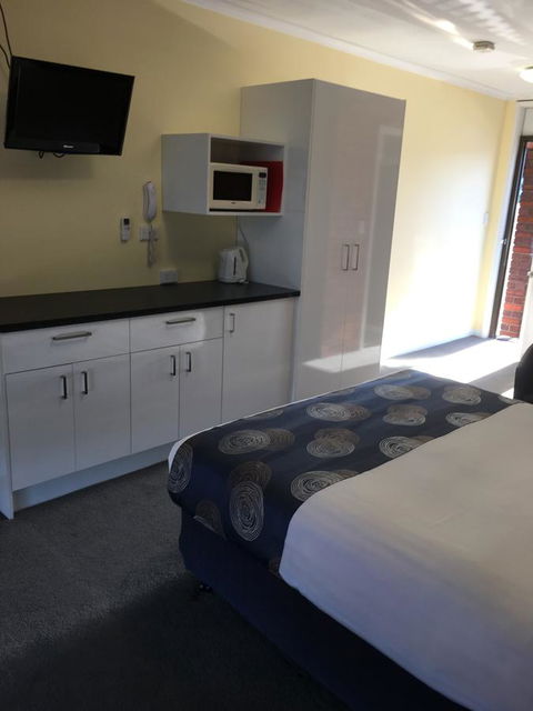 Pelican Motor Inn - Lightning Ridge Tourism 1