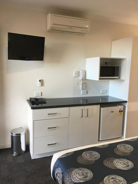 Pelican Motor Inn - Lightning Ridge Tourism 8