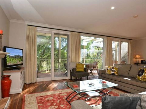 Villa 3br Chianti Villa Located Within Cypress Lakes Resort - Lightning Ridge Tourism 0