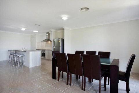 Jindabyne Executive - Lightning Ridge Tourism 3