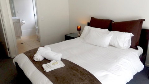 Jindabyne Executive - Lightning Ridge Tourism 1