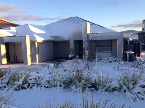 Jindabyne Executive - Lightning Ridge Tourism 0
