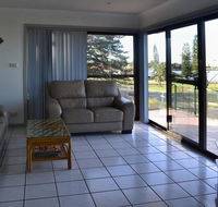 Oxley 8 at Tuncurry - Lightning Ridge Tourism