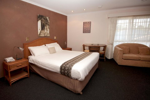 Sapphire Waters Motor Inn - Lightning Ridge Tourism 8