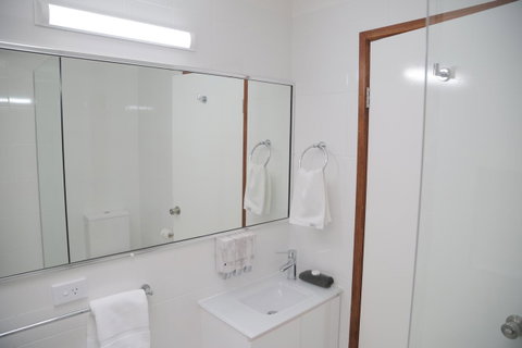 Sapphire Waters Motor Inn - Lightning Ridge Tourism 32