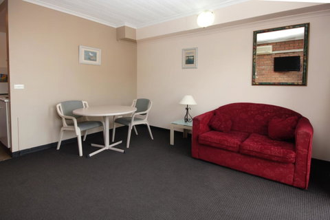 Sapphire Waters Motor Inn - Lightning Ridge Tourism 13