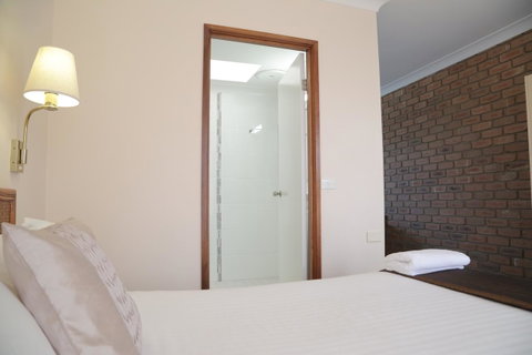 Sapphire Waters Motor Inn - Lightning Ridge Tourism 31