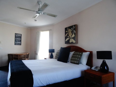 Sapphire Waters Motor Inn - Lightning Ridge Tourism 27