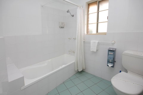 Sapphire Waters Motor Inn - Lightning Ridge Tourism 18