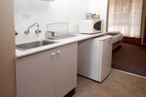 Sapphire Waters Motor Inn - Lightning Ridge Tourism 19