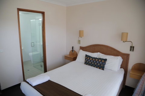 Sapphire Waters Motor Inn - Lightning Ridge Tourism 29
