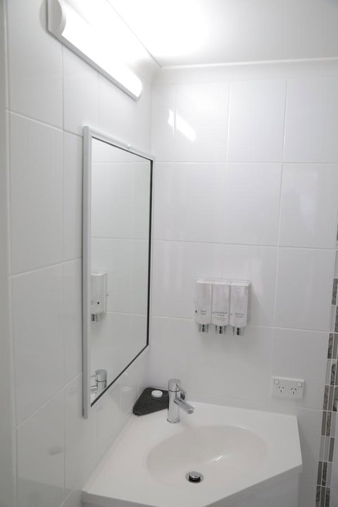 Sapphire Waters Motor Inn - Lightning Ridge Tourism 11