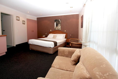 Sapphire Waters Motor Inn - Lightning Ridge Tourism 6