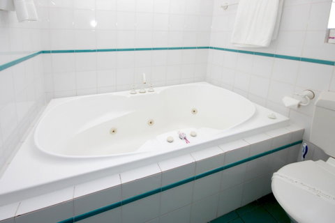 Sapphire Waters Motor Inn - Lightning Ridge Tourism 25
