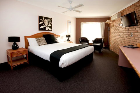 Sapphire Waters Motor Inn - Lightning Ridge Tourism 20
