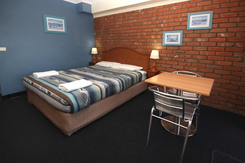 Sapphire Waters Motor Inn - Lightning Ridge Tourism 21