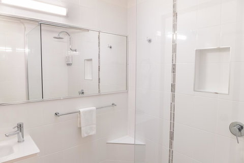 Sapphire Waters Motor Inn - Lightning Ridge Tourism 3