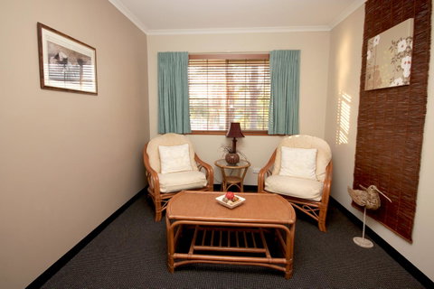 Sapphire Waters Motor Inn - Lightning Ridge Tourism 14