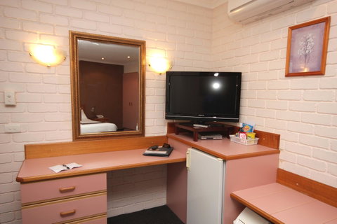Sapphire Waters Motor Inn - Lightning Ridge Tourism 9