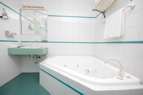Sapphire Waters Motor Inn - Lightning Ridge Tourism 7