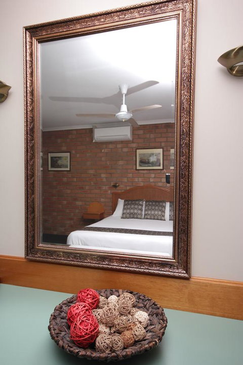 Sapphire Waters Motor Inn - Lightning Ridge Tourism 15
